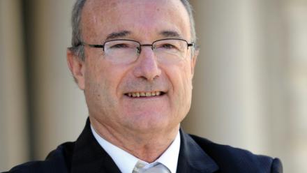 Jacques Bompard, alors maire d'Orange, le 6 décembre 2013 devant la mairie d'Orange, dans le Vaucluse