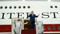 Le président américain Donald Trump sort du nouvel avion présidentiel Air Force One offert par le Qatar dans un hangar de la base aérienne Andrews, le 19 juin 2026 dans le Maryland
