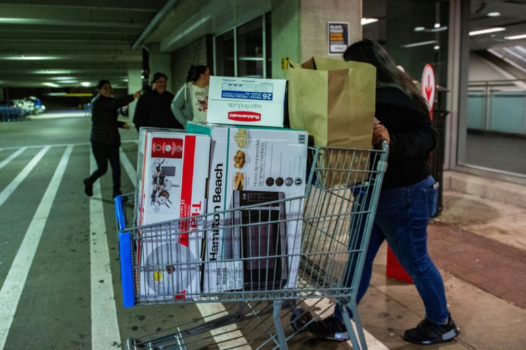 Une consommatrice à la sortie d'un hypermarché Walmart à Saugus (Massachusetts)