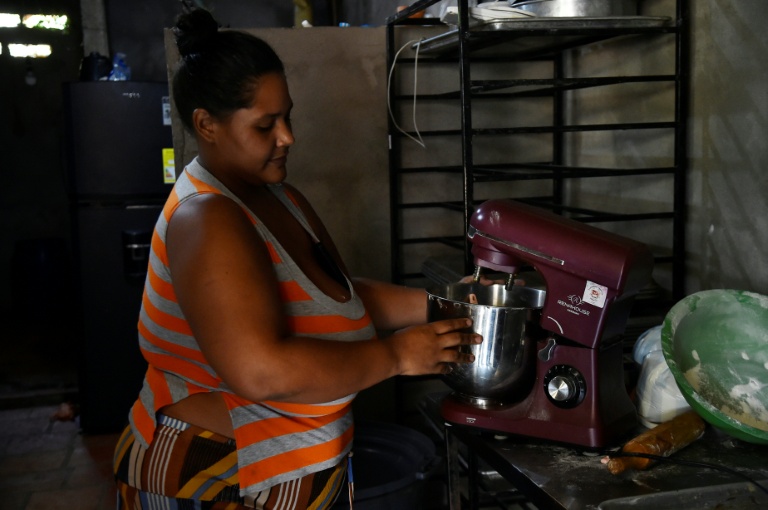 La boulangère et ancienne aide-soignante Luisana Serrano, 34 ans, utilise un batteur chez elle, à La Fortaleza, près de Cucuta, en Colombie, le 9 janvier 2026