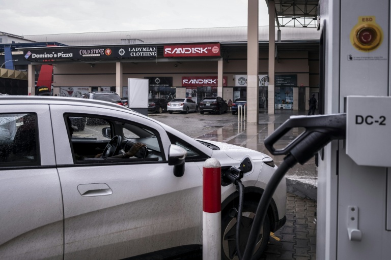 Un conducteur recharge sa voiture électrique dans une station de recharge publique près de Lagos le 3 juin 2026, au Nigeria