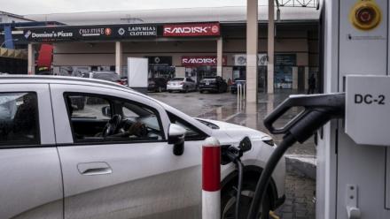 Un conducteur recharge sa voiture électrique dans une station de recharge publique près de Lagos le 3 juin 2026, au Nigeria