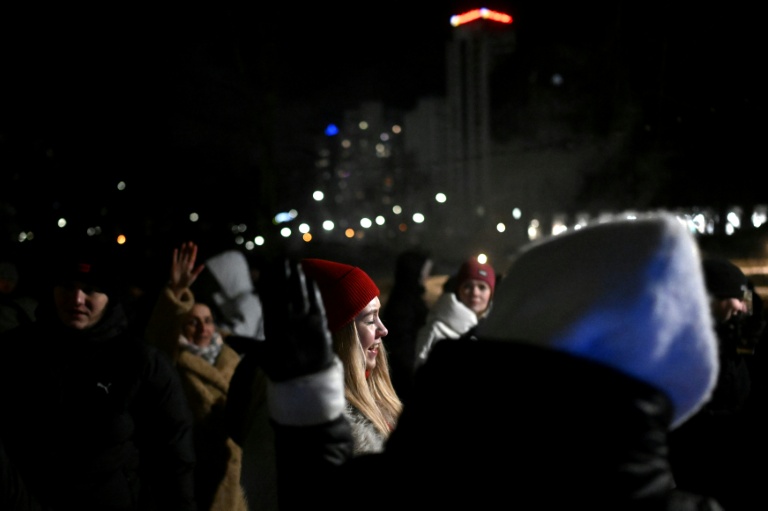Des habitants de Kiev dansent lors d'une fête improvisée dans le froid et l'obscurité, le 18 janvier 2026