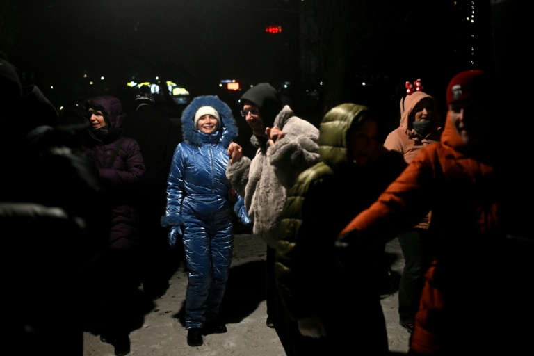 Des habitants de Kiev dansent lors d'une fête improvisée sous un froid polaire, le 18 janvier 2026
