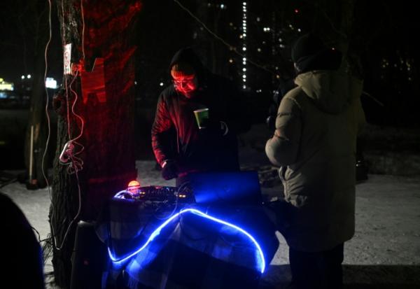 Un DJ anime une fête improvisée par des habitants dans le froid polaire à Kiev, le 18 janvier 2026