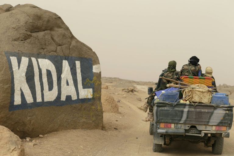Des soldats maliens arrivent à Kidal après une patrouille au départ de Gao, le 26 juillet 2013, dans le nord du Mali.
La rébellion malienne du Front de Libération de l'Azawad (FLA) revendique samedi avoir pris le contrôle dans la journée de la ville clef de Kidal