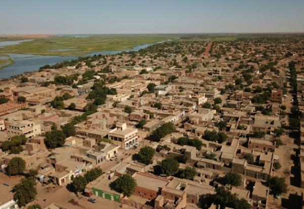 Une vue aérienne montre une vue d'ensemble de Gao, au Mali, le 26 novembre 2019.
Des tirs ont secoué le 25 avril 2026 plusieurs localités de ce pays dirigé par une junte. Des combats ont également été entendus à Gao (nord), et à Sevare (sud)