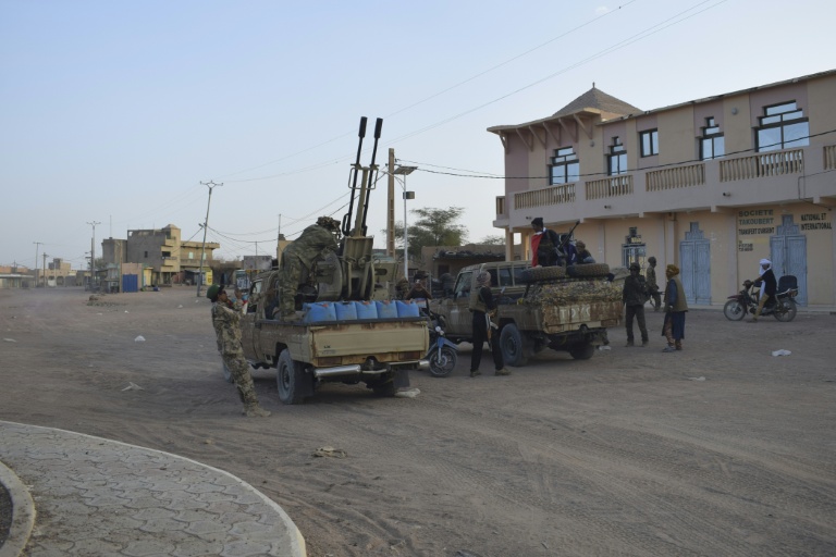 Des rebelles touareg du Front de libération de l'Azawad (FLA) circulent à l'arrière de pick-ups à Kidal, dans le nord du Mali, le 26 avril 2026