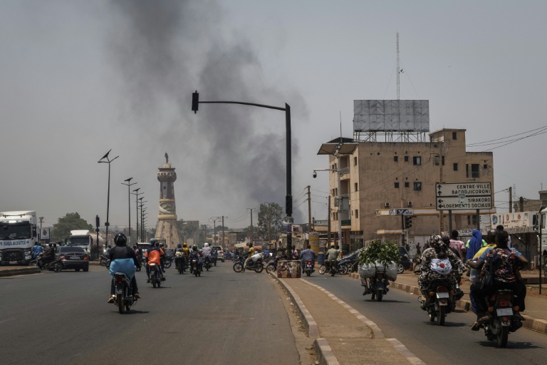 Une colonne de fumée noire s'élève au-dessus des bâtiments à Bamako, au Mali, le 26 avril 2026