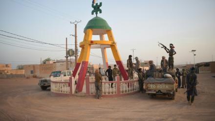 Des rebelles touareg du Front de libération de l'Azawad (FLA) sont rassemblés sur un rond-point à Kidal, dans le nord du Mali, le 26 avril 2026