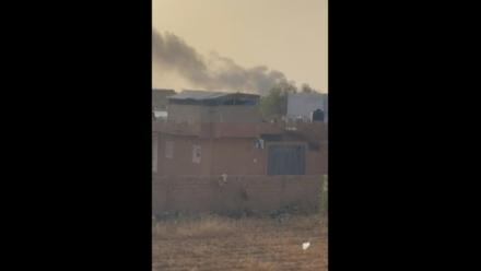Capture vidéo, extraite d'images UGC vérifiées par l'AFP le 25 avril 2026, montrant une colonne de fumée noire s'élevant au-dessus de l'aéroport de Sévaré, dans le centre du Mali
