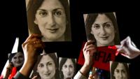 Des photos de la journaliste assassinée Daphne Caruana Galizia lors d'un rassemblement organisé par sa famille devant le bureau du Premier ministre à La Valette, le 29 novembre 2019 à Malte