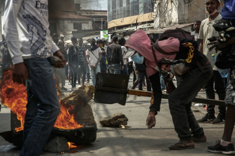 Des manifestants malgaches érigent une barricade, à Antananarivo le 3 octobre 2025