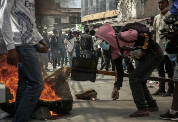 Des manifestants malgaches érigent une barricade, à Antananarivo le 3 octobre 2025
