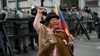 Une femme indigène face à un contingent de policiers lors d'une manifestation contre le gouvernement bolivien, à La Paz, le 27 mai 2026