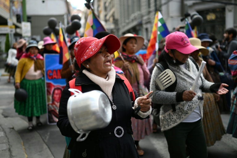 Une femme indigène frappe sur des casseroles lors d'une manifestation contre le gouvernement du président Rodrigo Paz à l'occasion de la Fête des Mères, à La Paz, le 27 mai 2026
