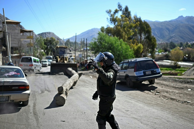 Des membres des forces de sécurité dégagent une route auparavant bloquée par des manifestants réclamant la démission du président bolivien Rodrigo Paz à Carreras, dans le département de La Paz, en Bolivie, le 5 juin 2026