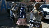 Des membres des forces de sécurité gardent une route après sa réouverture, auparavant bloquée par des manifestants exigeant la démission du président Rodrigo Paz,  le 5 juin 2026 à Carreras, dans le département de La Paz, en Bolivie