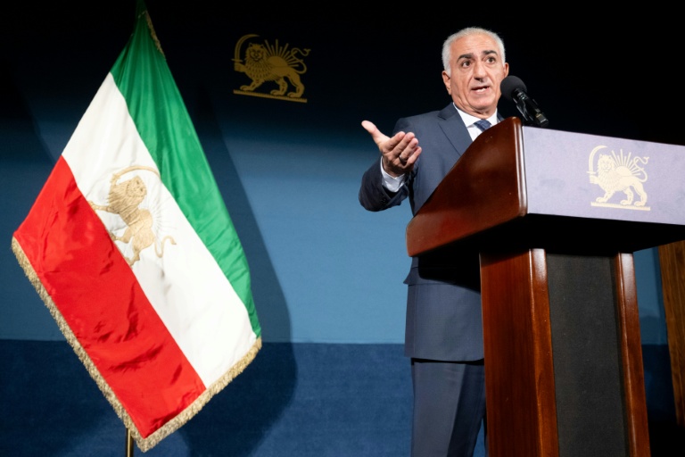 Reza Pahlavi, fils de l'ancien Shah iranien déchu, lors d'une conférence de presse au National Press Club de Washington, le 16 janvier 2026