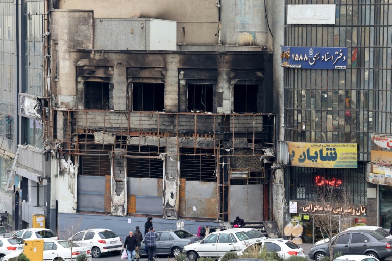 Un bâtiment incendié et détruit lors des manifestations à Téhéran, le 19 janvier 2026 en Iran