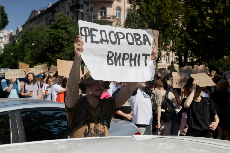 Des manifestants rassemblés à Kiev contre la décision du président ukrainien Volodymyr Zelensky de limoger le ministre de la Défense Mykhaïlo Fedorov, le 16 juillet 2026 en Ukraine