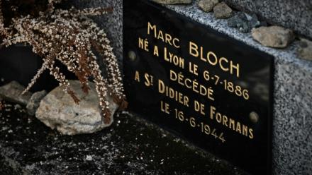 Une plaque funéraire portant le nom de l'historien et résistant Marc Bloch au cimetière du Bourg-d'Hem, dans la Creuse, le 1er juin 2026