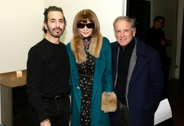 (De gauche à droite) Marc Jacobs, Anna Wintour et Michael Burke assistent au défilé Marc Jacobs 2026 à la Park Avenue Armory, à New York, le 9 février 2026