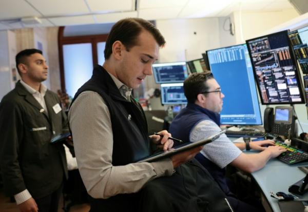Traders au York Stock Exchange le 14 septembre 2026.