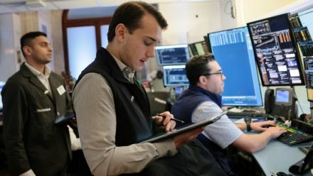 Traders au York Stock Exchange le 14 septembre 2026.