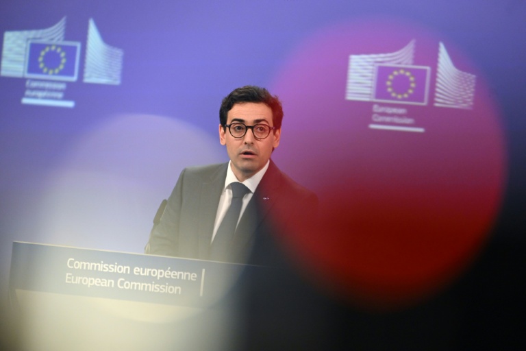 Bruxelles a proposé mercredi une réforme en profondeur des marchés publics européens, afin de simplifier les procédures pour les entreprises et les collectivités, et d'encourager le recours aux fournisseurs européens ou locaux