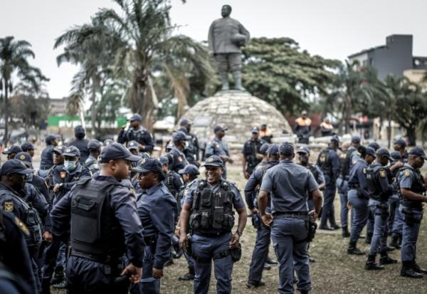 Des membres du South African Police Service (SAPS) se rassemblent à l’approche des manifestations prévues par le mouvement March and March contre la présence de migrants sans papiers en Afrique du Sud, à Durban, le 30 juin 2026