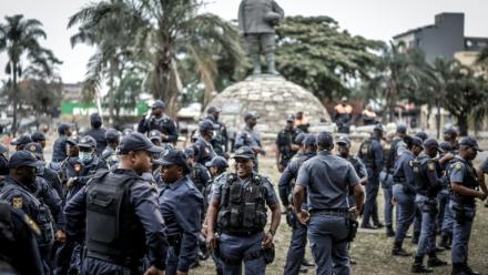 Des membres du South African Police Service (SAPS) se rassemblent à l’approche des manifestations prévues par le mouvement March and March contre la présence de migrants sans papiers en Afrique du Sud, à Durban, le 30 juin 2026