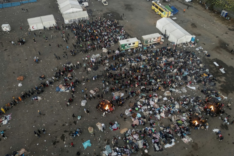 Vue aérienne de migrants sans papiers rassemblés autour de feux de camp sur l’ancien Durban Drive In, à Durban, le 27 juin 2026