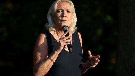 Marine Le Pen, présidente du groupe parlementaire Rassemblement National (RN), lors d'un rassemblement à Liévin, le 4 juillet 2026 dans le Pas-de-Calais