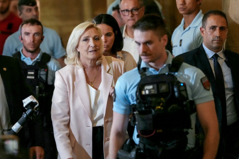 Marine Le Pen, présidente du groupe parlementaire du Rassemblement national (c), quitte la cour d'appel de Paris le 7 juillet 2026, après le prononcé de l'arrêt en appel pour détournement de fonds publics européens dans l'affaire des emplois présumés fictifs au Parlement européen