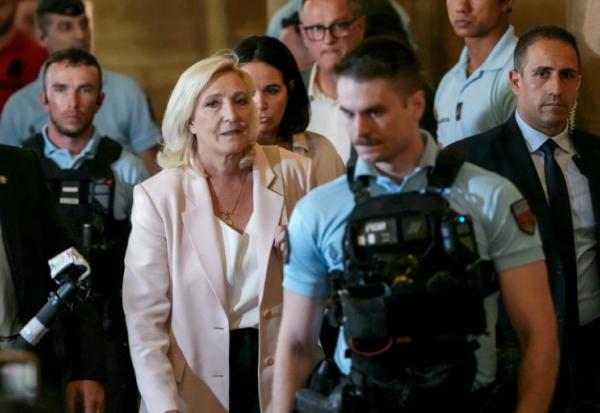 Marine Le Pen, présidente du groupe parlementaire du Rassemblement national (c), quitte la cour d'appel de Paris le 7 juillet 2026, après le prononcé de l'arrêt en appel pour détournement de fonds publics européens dans l'affaire des emplois présumés fictifs au Parlement européen