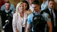 Marine Le Pen, présidente du groupe parlementaire du Rassemblement national (c), quitte la cour d'appel de Paris le 7 juillet 2026, après le prononcé de l'arrêt en appel pour détournement de fonds publics européens dans l'affaire des emplois présumés fictifs au Parlement européen
