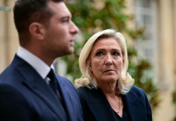 Le président du Rassemblement national (RN), Jordan Bardella (g.), s'adresse aux médias aux côtés de la présidente du groupe parlementaire du RN, Marine Le Pen, à Paris, le 2 septembre 2025