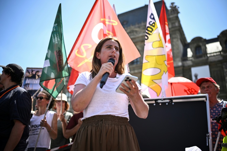 La cheffe des Ecologistes Marine Tondelier prend la parole lors d'une manifestation contre la réforme de l'audiovisuel public à Paris le 30 juin 2025