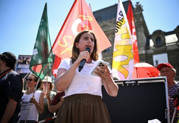 La cheffe des Ecologistes Marine Tondelier prend la parole lors d'une manifestation contre la réforme de l'audiovisuel public à Paris le 30 juin 2025