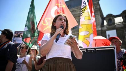 La cheffe des Ecologistes Marine Tondelier prend la parole lors d'une manifestation contre la réforme de l'audiovisuel public à Paris le 30 juin 2025