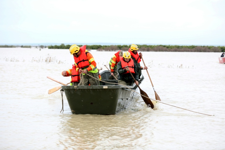 Des secouristes de la protection civile sur les eaux de crue dans la région de Sidi Kacem, dans le nord-ouest du Maroc, le 5 février 2026