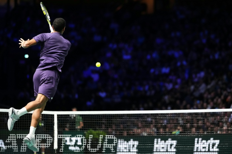 Le Canadien Félix Auger-Aliassime retourne le service du Kazakhstanais Alexander Bublik lors de la demi-finale du Masters 1000 de Paris, le 1er novembre 2025