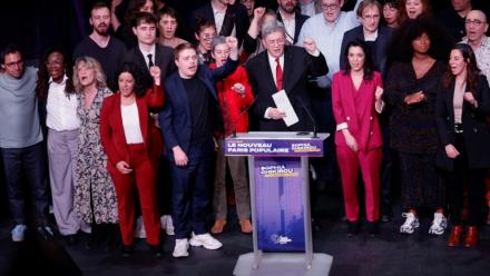 Le leader de La France insoumise, Jean-Luc Mélenchon (C) et Sophia Chikirou (D), candidate LFI à la mairie de Paris, le 9 mars 2026 à La Mutualité