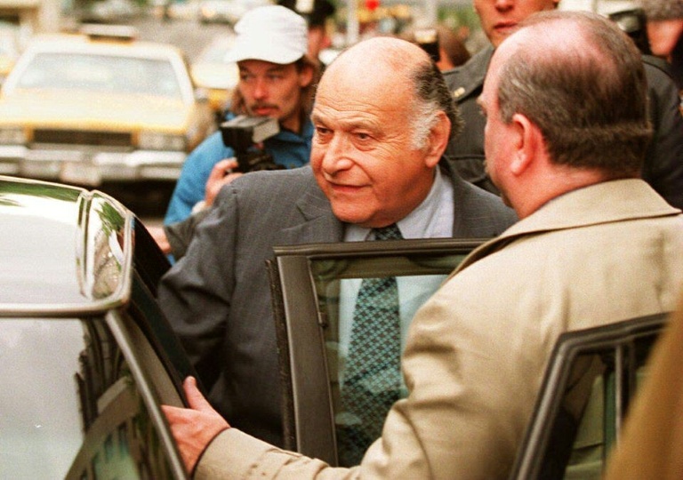 Sur cette photo du 20 mai 1994, Maurice Tempelsman, compagnon de l'ancienne Première dame des Etats-Unis Jacqueline Kennedy Onassis, quitte son appartement de Manhattan à New York, au lendemain de sa mort.