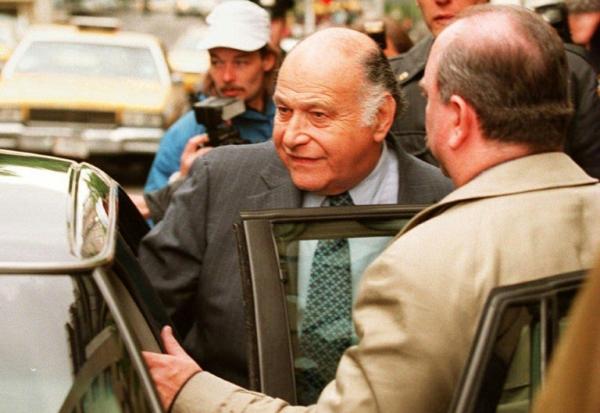 Sur cette photo du 20 mai 1994, Maurice Tempelsman, compagnon de l'ancienne Première dame des Etats-Unis Jacqueline Kennedy Onassis, quitte son appartement de Manhattan à New York, au lendemain de sa mort.