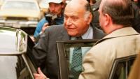 Sur cette photo du 20 mai 1994, Maurice Tempelsman, compagnon de l'ancienne Première dame des Etats-Unis Jacqueline Kennedy Onassis, quitte son appartement de Manhattan à New York, au lendemain de sa mort.