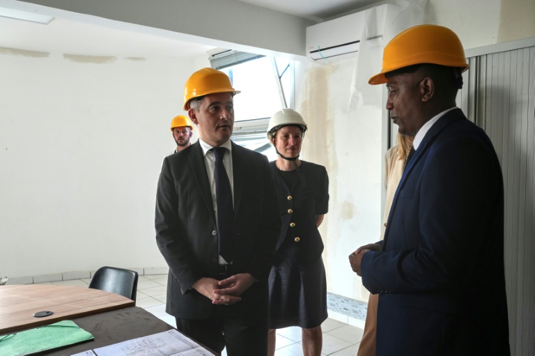 Le ministre de la Justice, Gérald Darmanin (c), lors de sa visite des travaux de rénovation du tribunal de Mamoudzou, à Mayotte, le 23 février 2026