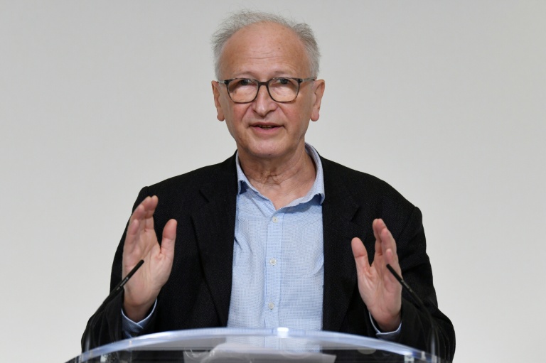 L'immunologue Alain Fischer en conférence de presse, le 26 janvier 2021 à Paris