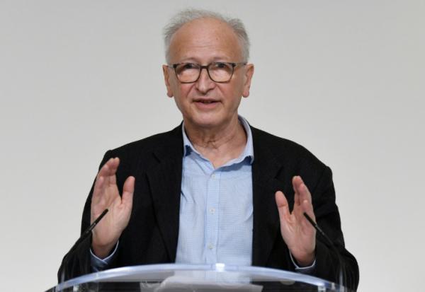 L'immunologue Alain Fischer en conférence de presse, le 26 janvier 2021 à Paris